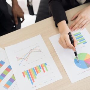 Sales team looking at a graph, explaining what sales metrics are and which ones improve sales performance.